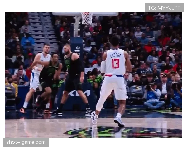 琼斯震撼暴扣引爆全场,精彩集锦不容错过 琼斯震撼暴扣引爆全场,精彩集锦不容错过