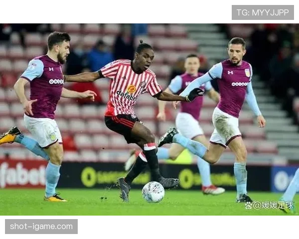 桑德兰球员近期表现稳定,继续为球队争取更高排名。 桑德兰球员近期表现稳定,继续为球队争取更高排名。